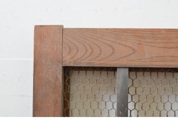 アンティーク建具　枠欅(ケヤキ)材　亀甲金網入りの重厚感ある小さなくぐり戸1枚(きつね格子、狐格子、引き戸、蔵戸、格子戸、マス目、升目、金網戸)(R-068435)