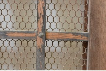 アンティーク建具　枠欅(ケヤキ)材　亀甲金網入りの重厚感ある小さなくぐり戸1枚(きつね格子、狐格子、引き戸、蔵戸、格子戸、マス目、升目、金網戸)(R-068435)