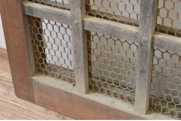 アンティーク建具　枠欅(ケヤキ)材　亀甲金網入りの重厚感ある小さなくぐり戸1枚(きつね格子、狐格子、引き戸、蔵戸、格子戸、マス目、升目、金網戸)(R-068435)
