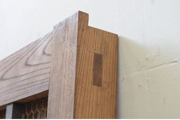 アンティーク建具　枠欅(ケヤキ)材　亀甲金網入りの重厚感ある小さなくぐり戸1枚(きつね格子、狐格子、引き戸、蔵戸、格子戸、マス目、升目、金網戸)(R-068435)