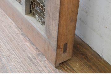 アンティーク建具　枠欅(ケヤキ)材　亀甲金網入りの重厚感ある小さなくぐり戸1枚(きつね格子、狐格子、引き戸、蔵戸、格子戸、マス目、升目、金網戸)(R-068435)