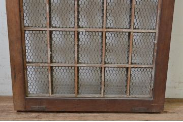 アンティーク建具　枠欅(ケヤキ)材　亀甲金網入りの重厚感ある小さなくぐり戸1枚(きつね格子、狐格子、引き戸、蔵戸、格子戸、マス目、升目、金網戸)(R-068435)