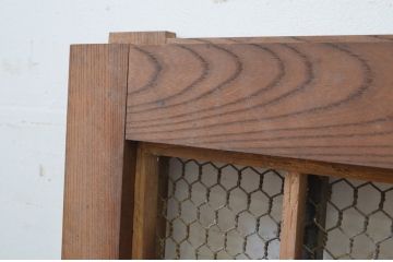 アンティーク建具　枠欅(ケヤキ)材　亀甲金網入りの重厚感ある小さなくぐり戸1枚(きつね格子、狐格子、引き戸、蔵戸、格子戸、マス目、升目、金網戸)(R-068435)