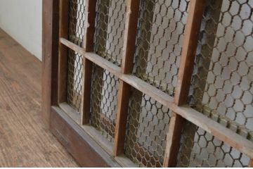 アンティーク建具　枠欅(ケヤキ)材　亀甲金網入りの重厚感ある小さなくぐり戸1枚(きつね格子、狐格子、引き戸、蔵戸、格子戸、マス目、升目、金網戸)(R-068435)