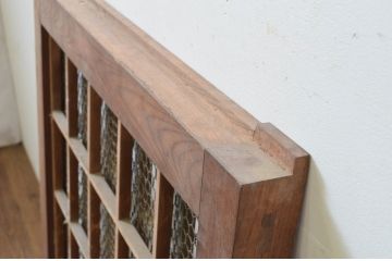 アンティーク建具　枠欅(ケヤキ)材　亀甲金網入りの重厚感ある小さなくぐり戸1枚(きつね格子、狐格子、引き戸、蔵戸、格子戸、マス目、升目、金網戸)(R-068435)