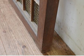 アンティーク建具　枠欅(ケヤキ)材　亀甲金網入りの重厚感ある小さなくぐり戸1枚(きつね格子、狐格子、引き戸、蔵戸、格子戸、マス目、升目、金網戸)(R-068435)