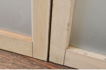アンティーク建具　ペイント仕上げ限定　昭和レトロ　インテリアに取り入れやすいシンプルなデザインのペイントガラス窓4枚セット(引き戸、ガラス戸)(R-068437)