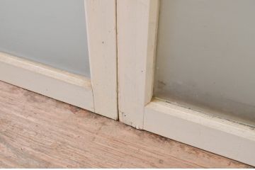 アンティーク建具　ペイント仕上げ限定　昭和レトロ　インテリアに取り入れやすいシンプルなデザインのペイントガラス窓4枚セット(引き戸、ガラス戸)(R-068438)