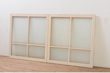 アンティーク建具　ペイント仕上げ限定　昭和レトロ　インテリアに取り入れやすいシンプルなデザインのペイントガラス窓2枚セット(引き戸、ガラス戸)(R-068439)