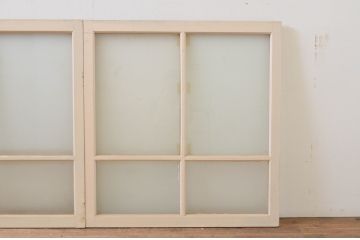 アンティーク建具　ペイント仕上げ限定　昭和レトロ　インテリアに取り入れやすいシンプルなデザインのペイントガラス窓2枚セット(引き戸、ガラス戸)(R-068439)