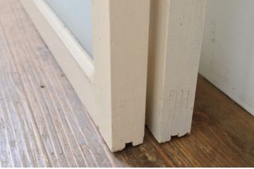 アンティーク建具　ペイント仕上げ限定　昭和レトロ　インテリアに取り入れやすいシンプルなデザインのペイントガラス窓2枚セット(引き戸、ガラス戸)(R-068439)