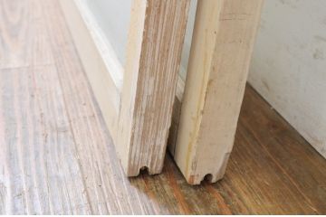 アンティーク建具　ペイント仕上げ限定　昭和レトロ　インテリアに取り入れやすいシンプルなデザインのペイントガラス窓2枚セット(引き戸、ガラス戸)(R-068440)