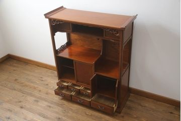 和製アンティーク　超美品!!　総欅(ケヤキ)材　玉杢　高級指物家具　透かしの彫刻が目を惹く総漆塗りの茶棚(違い棚、茶箪笥、収納棚、飾り棚、戸棚)(R-068449)