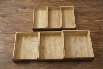 和製アンティーク　超美品!!　総欅(ケヤキ)材　玉杢　高級指物家具　透かしの彫刻が目を惹く総漆塗りの茶棚(違い棚、茶箪笥、収納棚、飾り棚、戸棚)(R-068449)