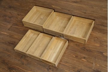 和製アンティーク　超美品!!　総欅(ケヤキ)材　玉杢　高級指物家具　透かしの彫刻が目を惹く総漆塗りの茶棚(違い棚、茶箪笥、収納棚、飾り棚、戸棚)(R-068449)
