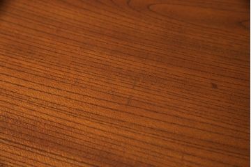 和製アンティーク　超美品!!　総欅(ケヤキ)材　玉杢　高級指物家具　透かしの彫刻が目を惹く総漆塗りの茶棚(違い棚、茶箪笥、収納棚、飾り棚、戸棚)(R-068449)