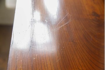 和製アンティーク　超美品!!　総欅(ケヤキ)材　玉杢　高級指物家具　透かしの彫刻が目を惹く総漆塗りの茶棚(違い棚、茶箪笥、収納棚、飾り棚、戸棚)(R-068449)