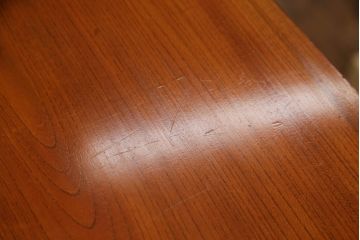 和製アンティーク　超美品!!　総欅(ケヤキ)材　玉杢　高級指物家具　透かしの彫刻が目を惹く総漆塗りの茶棚(違い棚、茶箪笥、収納棚、飾り棚、戸棚)(R-068449)