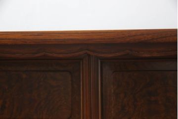和製アンティーク　超美品!!　総欅(ケヤキ)材　玉杢　高級指物家具　透かしの彫刻が目を惹く総漆塗りの茶棚(違い棚、茶箪笥、収納棚、飾り棚、戸棚)(R-068449)