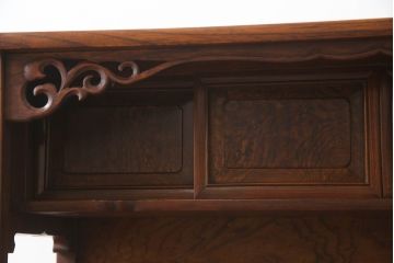 和製アンティーク　超美品!!　総欅(ケヤキ)材　玉杢　高級指物家具　透かしの彫刻が目を惹く総漆塗りの茶棚(違い棚、茶箪笥、収納棚、飾り棚、戸棚)(R-068449)