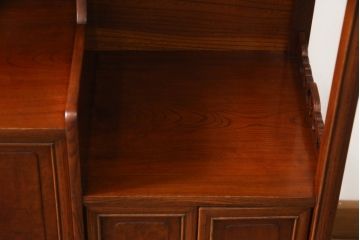 和製アンティーク　超美品!!　総欅(ケヤキ)材　玉杢　高級指物家具　透かしの彫刻が目を惹く総漆塗りの茶棚(違い棚、茶箪笥、収納棚、飾り棚、戸棚)(R-068449)