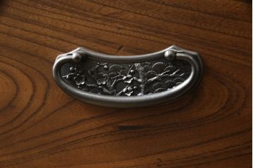 和製アンティーク　前面欅(ケヤキ)材　天板リメイク!丸窓付きの時代箪笥サイドボード(テレビ台、和タンス、ローチェスト、引き出し)(R-068451)