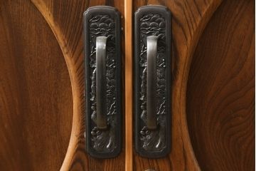 和製アンティーク　前面欅(ケヤキ)材　脚(台輪)付きリメイク!丸窓付きの時代箪笥サイドボード(テレビ台、和タンス、ローチェスト、引き出し)(R-068452)