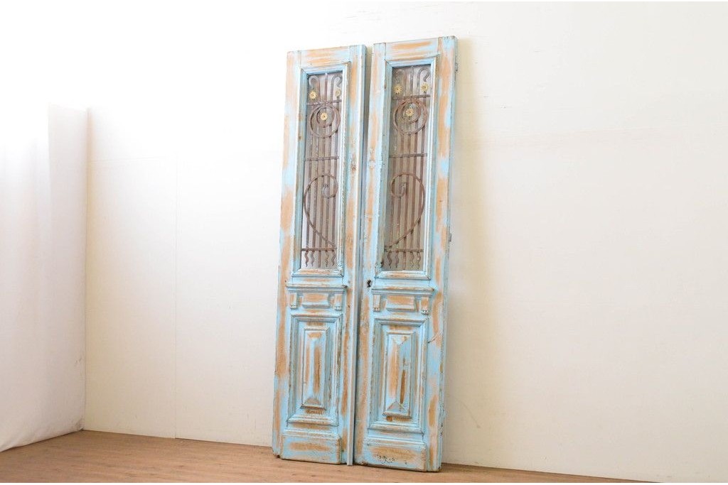 アンティーク建具　フランスアンティーク　パイン材　かわいらしいデザインのアイアンフェンス入り両開きドア2枚(1対)セット　(R-068472)