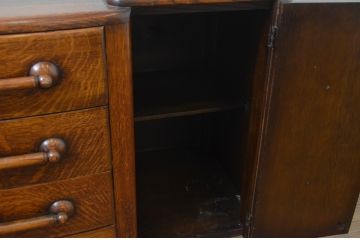 イギリスアンティーク　オーク材　上品でクラシックなデザインが目を引くサイドボード(サイドキャビネット、収納棚、戸棚、引き出し、英国)(R-068473)