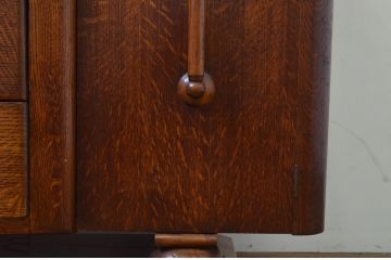 イギリスアンティーク　オーク材　上品でクラシックなデザインが目を引くサイドボード(サイドキャビネット、収納棚、戸棚、引き出し、英国)(R-068473)
