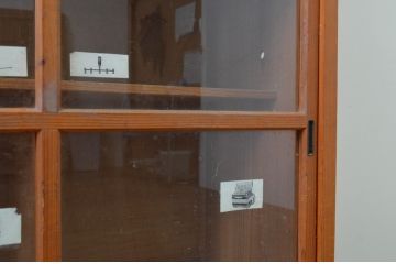 和製アンティーク　引き出し付き　レトロな雰囲気のガラス戸棚サイドボード(収納棚、食器棚、サイドキャビネット)(R-068476)