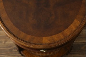 中古　美品!!　DREXEL HERITAGE(ドレクセルヘリテイジ)　Cameo Classics(キャメオクラシックス)　上品な佇まいが魅力の引き出し付きサイドテーブル(ナイトテーブル、エンドテーブル、ローテーブル、花台、飾り台)(R-068479)