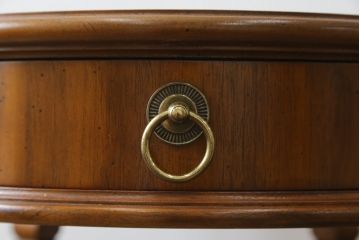 中古　美品!!　DREXEL HERITAGE(ドレクセルヘリテイジ)　Cameo Classics(キャメオクラシックス)　上品な佇まいが魅力の引き出し付きサイドテーブル(ナイトテーブル、エンドテーブル、ローテーブル、花台、飾り台)(R-068479)