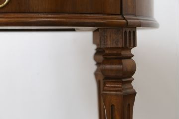 中古　美品!!　DREXEL HERITAGE(ドレクセルヘリテイジ)　Cameo Classics(キャメオクラシックス)　上品な佇まいが魅力の引き出し付きサイドテーブル(ナイトテーブル、エンドテーブル、ローテーブル、花台、飾り台)(R-068479)