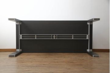 中古　Cassina(カッシーナ)　Hannes Wettstein(ハンス・ウェッツスタイン)デザイン　363 M.I.R. ミール　シンプルながら洗練されたデザインが魅力のダイニングテーブル(6人掛け、4人掛け、食卓)(定価約46万円)(R-068487)