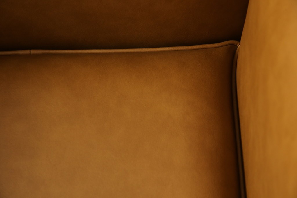 中古　美品　Cassinaixc.(カッシーナイクスシー)　PHILIPPE HUREL(フィリップ・ユーレル)　インウッド(INWOOD)　FZZランク　洗練された佇まいの1人掛けソファ　定価約60万円　(R-068489)