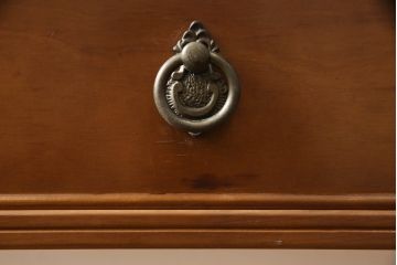 中古　国会議事堂納品の高級家具メーカー　徳田家具　特徴的な脚のデザインが目を引くクラシカルなスツール付きドレッサー(デスク、ライティングビューロー、在宅用、在宅ワーク用、チェア、椅子、イス)(R-068490)