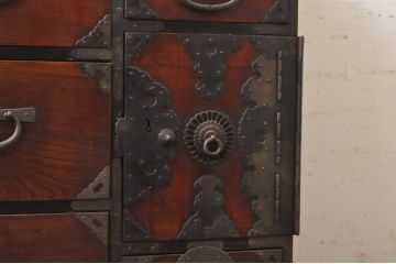 和製アンティーク　特注!!　極厚金具　前面欅(ケヤキ)材　片開き戸の金具が激レア　上質な和の雰囲気を醸し出す仙台箪笥(和タンス、時代箪笥、衣装箪笥、収納箪笥、引き出し)(R-068491)