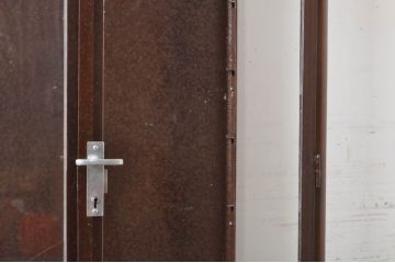ヨーロッパアンティーク　シンプルなデザインでインテリアに取り入れやすい!アイアン製のメディカルキャビネット(ガラスケース、ショーケース、飾り棚、店舗什器)(R-068492)