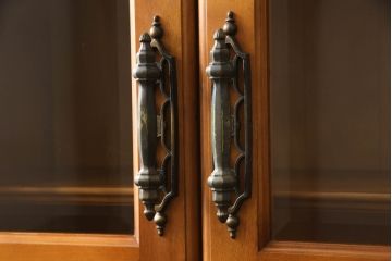 中古　美品　横浜クラシック家具　ダニエル(daniel)　温もりを感じる色合いとクラシカルな佇まいが魅力のブックケース(本箱、収納棚、キャビネット、飾り棚)(R-068502)