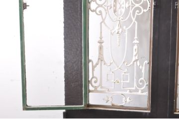 海外アンティーク　ペイント仕上げ限定　凝ったデザインのアイアンフェンス入り鉄製ドア1枚(建具、鉄扉)(R-068506)