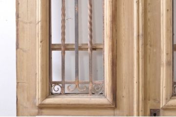 海外アンティーク　パイン材　小洒落たデザインのアイアンフェンス入り両開きドア1対2枚セット(建具、木製扉)(R-068513)
