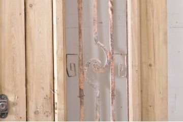 海外アンティーク　パイン材　小洒落たデザインのアイアンフェンス入り両開きドア1対2枚セット(建具、木製扉)(R-068513)