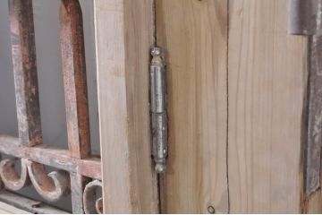 海外アンティーク　パイン材　小洒落たデザインのアイアンフェンス入り両開きドア1対2枚セット(建具、木製扉)(R-068513)