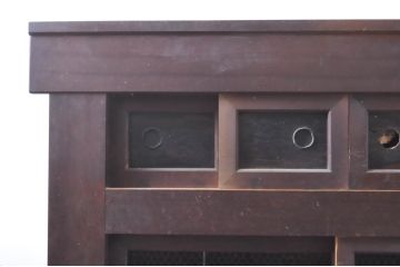 和製アンティーク　上手物!　前面に檜(ヒノキ)材・欅(ケヤキ)材・黒柿材が使われた凝ったデザインと凝った造り込みが魅力の近江水屋箪笥(食器棚、戸棚、収納棚、キャビネット、重ね箪笥)(R-068523)