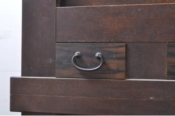 和製アンティーク　上手物!　前面に檜(ヒノキ)材・欅(ケヤキ)材・黒柿材が使われた凝ったデザインと凝った造り込みが魅力の近江水屋箪笥(食器棚、戸棚、収納棚、キャビネット、重ね箪笥)(R-068523)