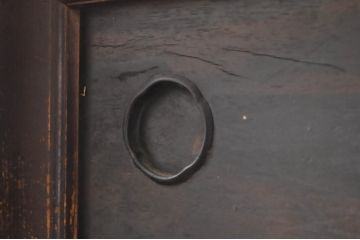 和製アンティーク　上手物!　前面に檜(ヒノキ)材・欅(ケヤキ)材・黒柿材が使われた凝ったデザインと凝った造り込みが魅力の近江水屋箪笥(食器棚、戸棚、収納棚、キャビネット、重ね箪笥)(R-068523)