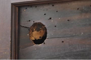 和製アンティーク　上手物!　前面に檜(ヒノキ)材・欅(ケヤキ)材・黒柿材が使われた凝ったデザインと凝った造り込みが魅力の近江水屋箪笥(食器棚、戸棚、収納棚、キャビネット、重ね箪笥)(R-068523)