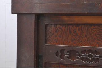 和製アンティーク　上手物!　前面に檜(ヒノキ)材・欅(ケヤキ)材・黒柿材が使われた凝ったデザインと凝った造り込みが魅力の近江水屋箪笥(食器棚、戸棚、収納棚、キャビネット、重ね箪笥)(R-068523)