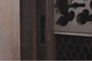 和製アンティーク　上手物!　前面に檜(ヒノキ)材・欅(ケヤキ)材・黒柿材が使われた凝ったデザインと凝った造り込みが魅力の近江水屋箪笥サイドボード(食器棚、戸棚、収納棚、引き出し)(R-068524)